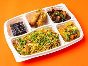 Paneer In Black Pepper Sauce With Hakka Noodles Mealbox