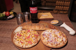 Veg Doubles Pizza With Garlic Bread