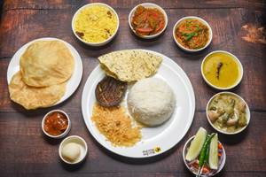 Mahabhoj Katla Kalia & Chicken Thali