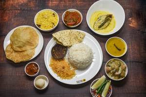 Mahabhoj Elish & Chicken Thali