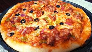 Chicken manchurian gravy pizza
