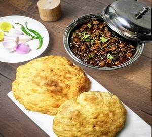 Chhole bhature [2 pieces]