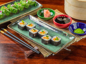 Spicy Cream Cheese, Carrot & Cucumber Sushi Roll (6 Pcs)