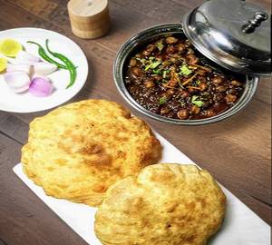 Chhole bhature [1 piece]