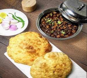 Paneer chhole bhature [2 pieces]
