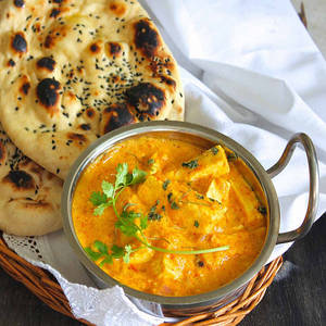 [2 Pieces] Stuffed Naan With Gravy