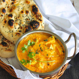 [2 Pieces] Paneer Naan With Gravy