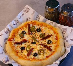 Sundried Tomato , Olives And Jalapeno Pizza