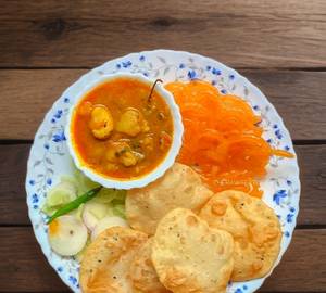 4 poori with sabji and jalebi(200gm)