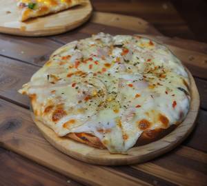 Onion cheese pizza