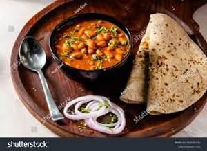 4 Roti With Rajma And Salad