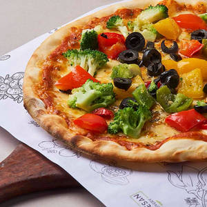 Gouda Cheese With Grilled Vegetable Pizza