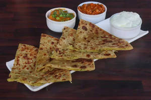 Aloo Parantha (With Curd)