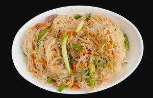 Stir Fried Rice Noodles With Vegetable 