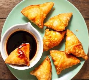 Veg Samosa with chatni one plate [2 pieces] 