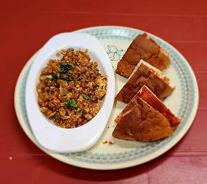 Anda Kheema With Garlic Bun