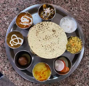 Punjabi Thali With Tandoori Roti