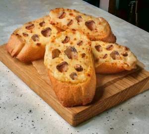 Chicken Garlic Bread with Cheese