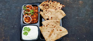Chana Masala + 1 Allo Paratha