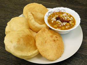 Kalighat R Special Naan Puri With Ghugni And Kachumber Salad