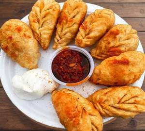 Fried chicken momos with  Red chilli sauce [ 6 Pieces ]
