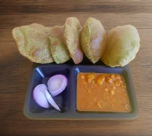 Wheat Puri Subji With Subji [4 Pieces]