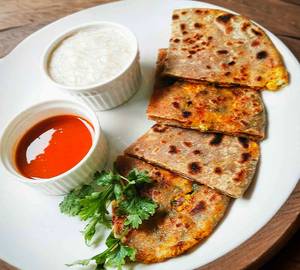 Paneer paratha with curd and pickle