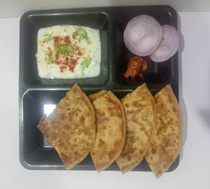 Gobi paratha with curd and pickle