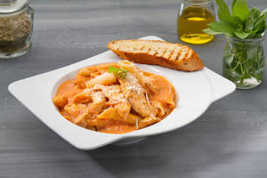 Pink Sauce Chicken Pasta [350 Gms]