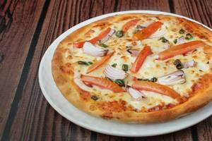 Onion tomato pizza