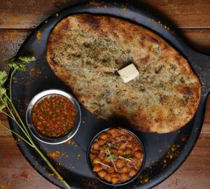 Paneer Kulcha With Chana