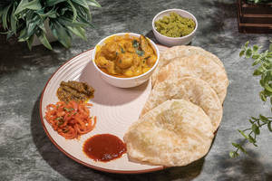 Koraishutir Kochuri  Alur Dum (4pcs)