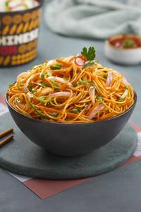 Veg Schezwan Noodles - Half (500 ml).