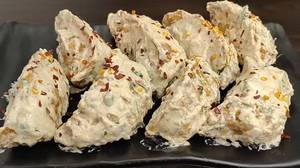 Chicken Afghani Gravy Momos [8 Pieces]