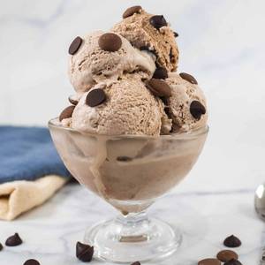 Choco chips ice cream [1 scoop]