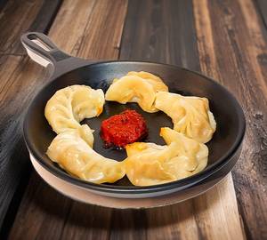 Steamed chicken momos