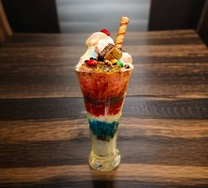 Harmony falooda with strawberry and pista