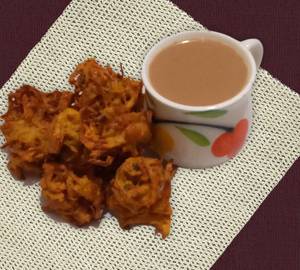 Onion pakoda (6 pcs small) with tea