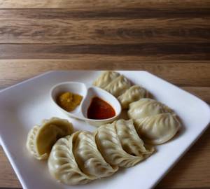 Chicken momos with Red chilli sauce  [ 6 Pieces ]