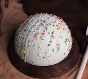 White Chocolate  Round Pinata Vanilla Cake