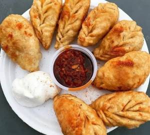 Fried Chicken Momos And Red Chilli Sauce [6 Pieces ]