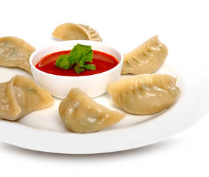 Chicken Momos  And Red Chilli sauce [6 Pieces ]