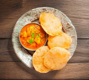 Aloo tamatar ki sabji with 7 piece puri