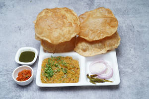 4 Poori With Aloo Tamatar Sabji