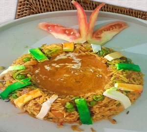 Veg Hyderabadi Biryani With Gravy 