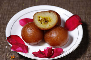 Gulab Jamun (kesar Pista)