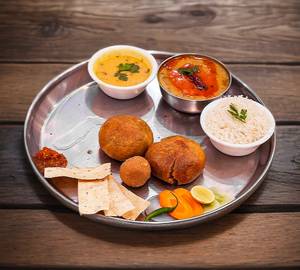 Dal Bafla Bhojan Thali