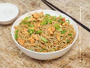 Egg chicken hakka noodles