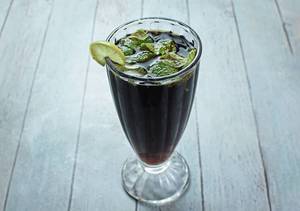 Cola mocktail