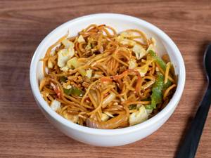 Burnt garlic chicken hakka noodles
